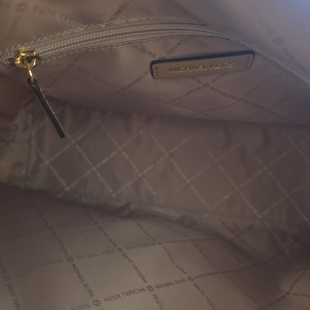 Michael Kors Cream Shoulder Bag NWT RETAIL $358+ - Picture 8 of 10